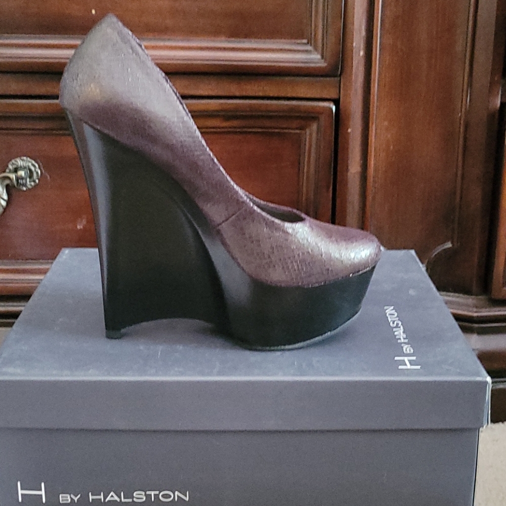 Halston size8.5 (brand new)